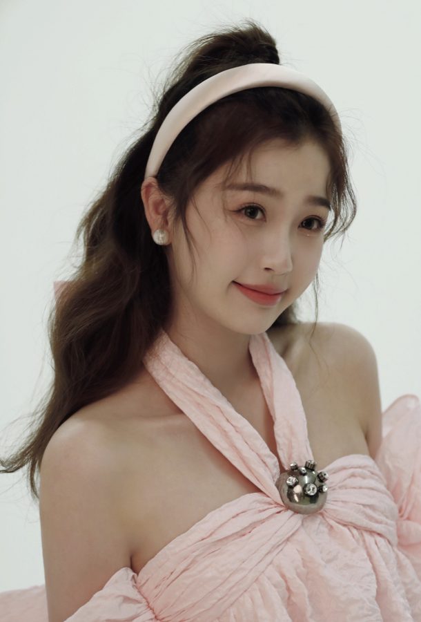 可爱美少女虞书欣脚穿紫色高跟凉鞋拍照片(3/4)