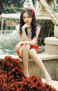 张慧雯以可爱形象和红裙，展示了她迷人的腿部线条，令人印象深刻