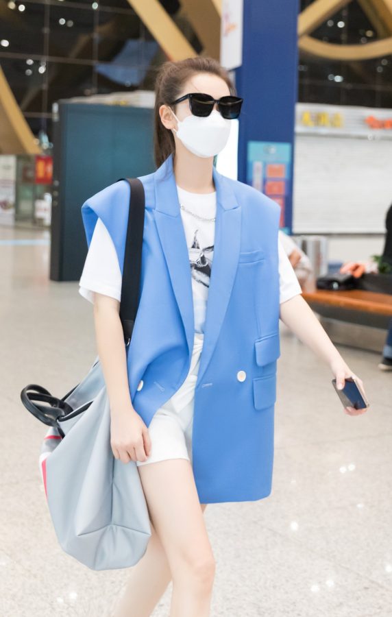 女明星戚薇现身机场，一双纤细白腿引人注目(3/6)