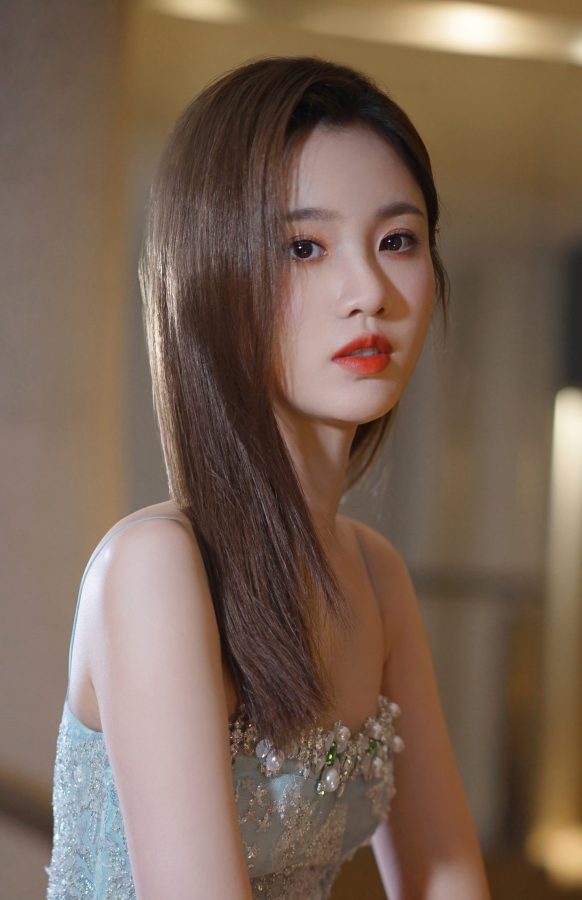 张慧雯穿一条清凉吊带低胸裙秀事业线(6/7)