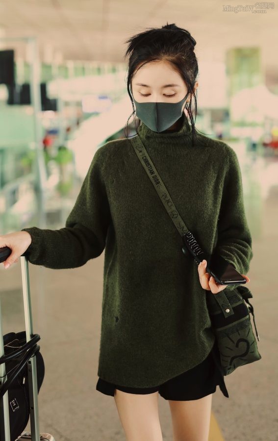 王子文穿短裤长靴翘腿等飞机(5/5)