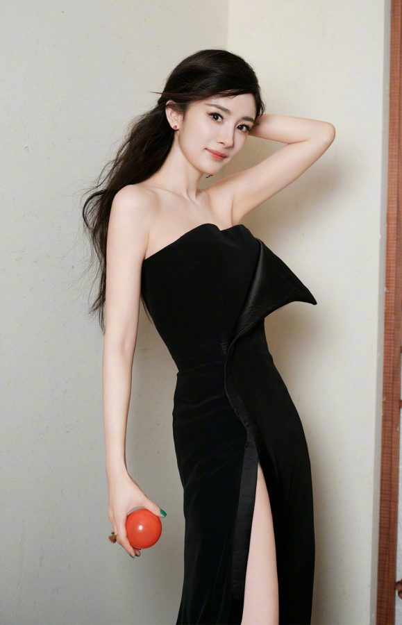 杨幂穿上一条高开叉黑裙大秀一双踩了尖头高跟的美腿(7/10)