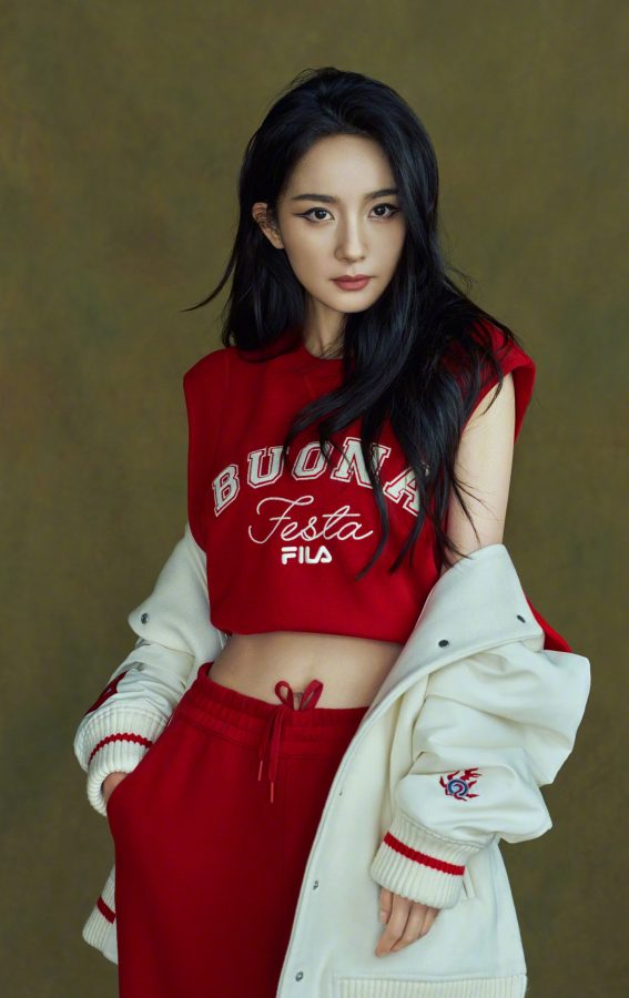 杨幂为杂志拍摄大片，一双美腿穿上黑丝高跟大赞(5/7)