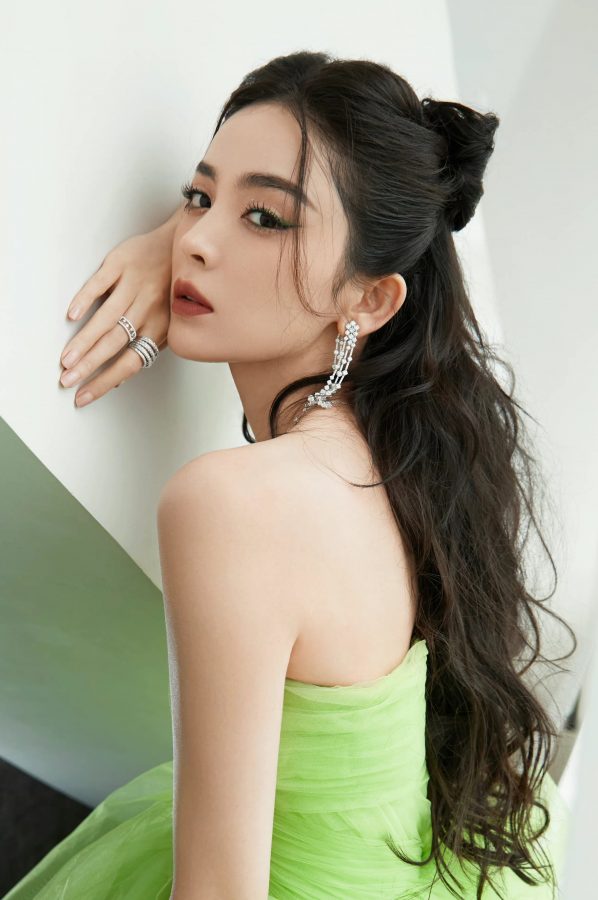 女星古力娜扎气质明艳身穿清新绿色礼服大秀香肩美沟(14/17)