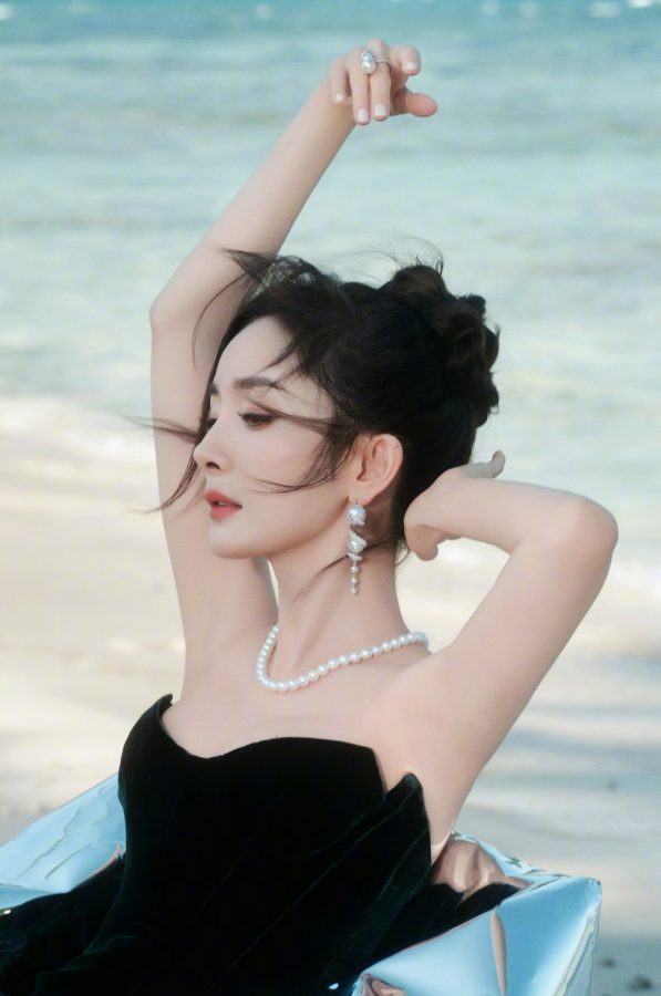 大幂幂杨幂在海边坐姿翘腿亮细高跟鞋底她真的很会(7/12)