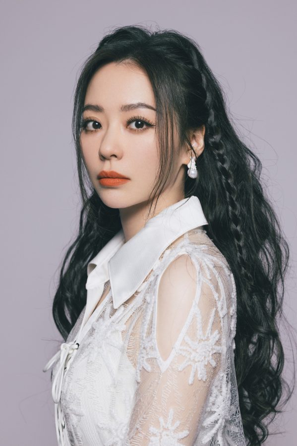 张靓颖穿白裤踩防水台恨天高尽显女王气息(4/5)