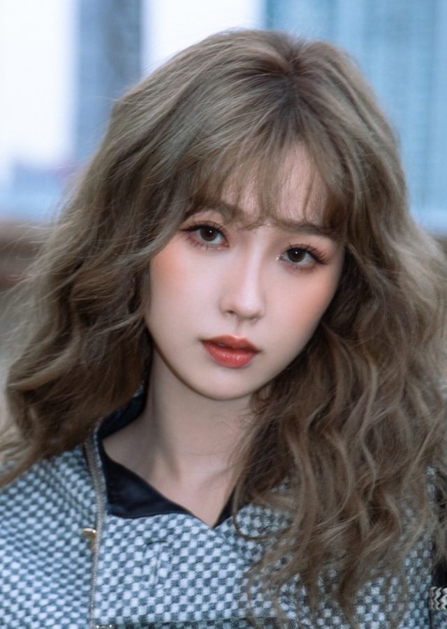 女明星虞书欣美脸白腿户外照片(2/5)