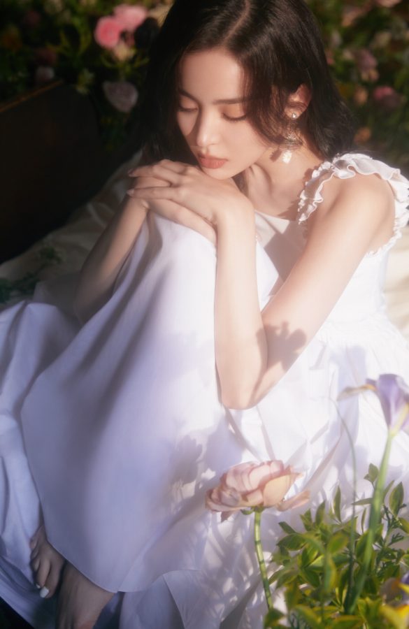古力娜扎花园里穿白裙大秀白皙玉足(3/7)