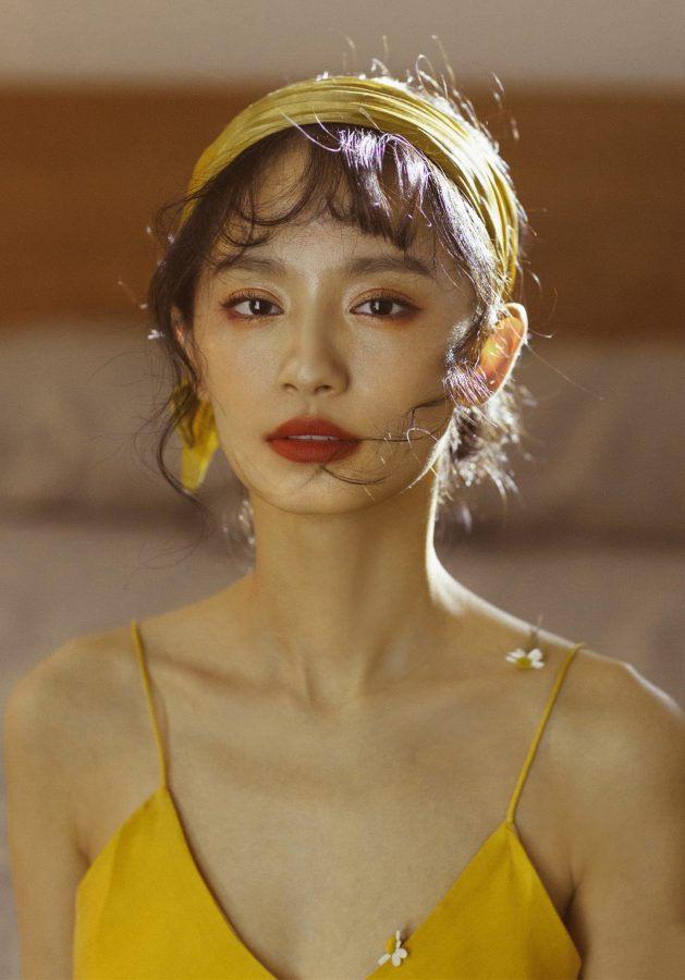 女演员王禛身穿吊带黄裙秀出可爱玉足(2/2)