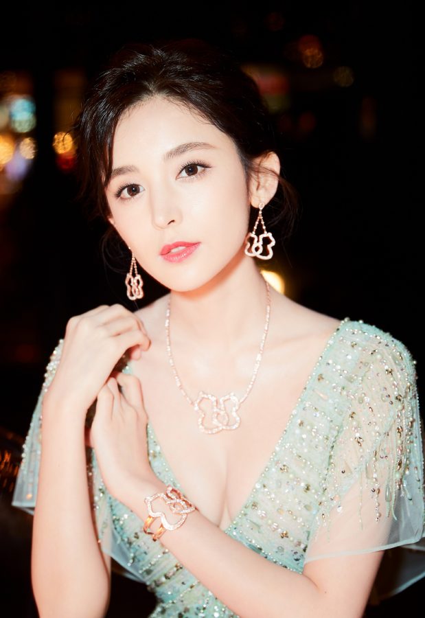 身材高挑的气质明星古力娜扎身穿深V礼服秀沟(1/11)
