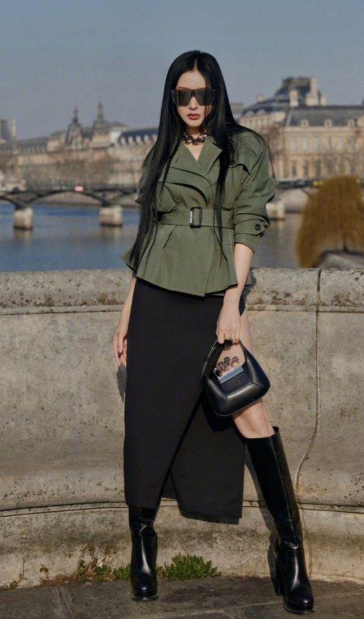 Zhang Tianai wears a high-slit skirt and boots to reveal a white thigh(4/4)