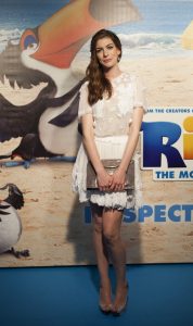 电影明星安妮·海瑟薇美腿穿防水台高跟宣传电影
