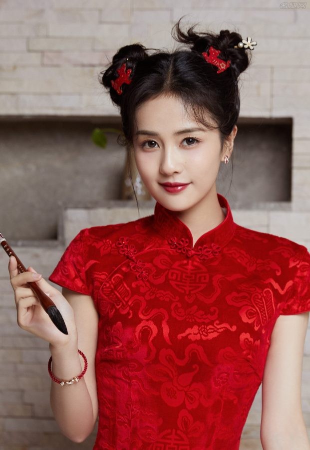 白鹿穿红色喜庆旗袍展现婀娜柔美身材(2/5)