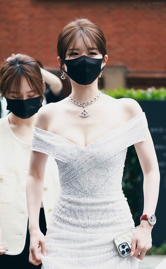 赵露思身着抹胸礼服大秀饱满小白兔(20/20)