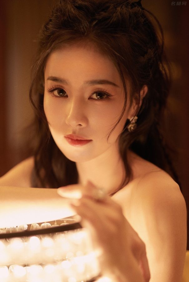 女明星白鹿玉足踩高跟凉鞋展现柔情优雅魅力(5/7)