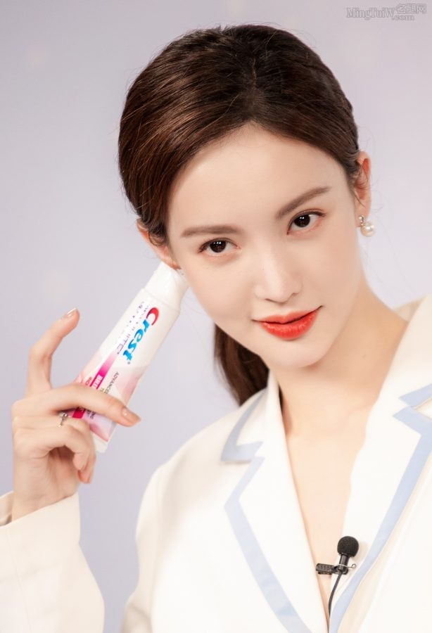 美女明星金晨笔直玉腿纤瘦玉足踩高跟凉鞋亮相直播间卖货(3/4)