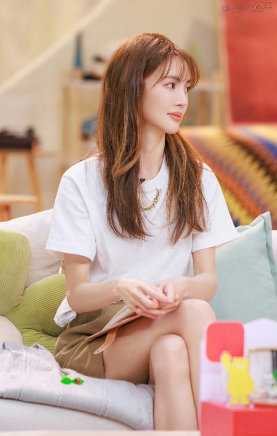 金晨录制《怦然心动20岁》大秀圆润美腿(5/9)