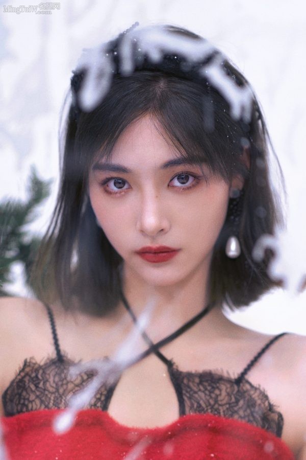 许佳琪庆祝圣诞美腿穿红色细高跟双眼盯屏幕魅惑(7/7)