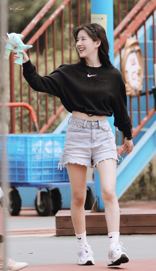 赵露思玩泡泡机穿牛仔短裤露少女腿(1/5)