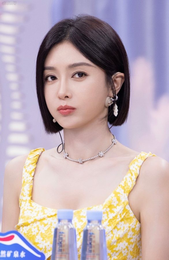 秦岚身穿花裙美腿修长录制综艺节目《喜欢你我也是》(8/8)
