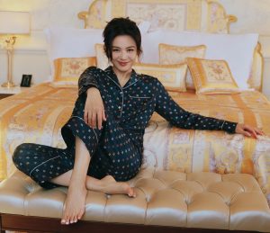 刘涛为旅游杂志拍写真坐在床上大秀完美玉足