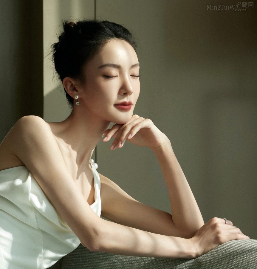 金晨纤瘦的身材穿上超长白色礼服，高清美脸享受阳光(3/3)