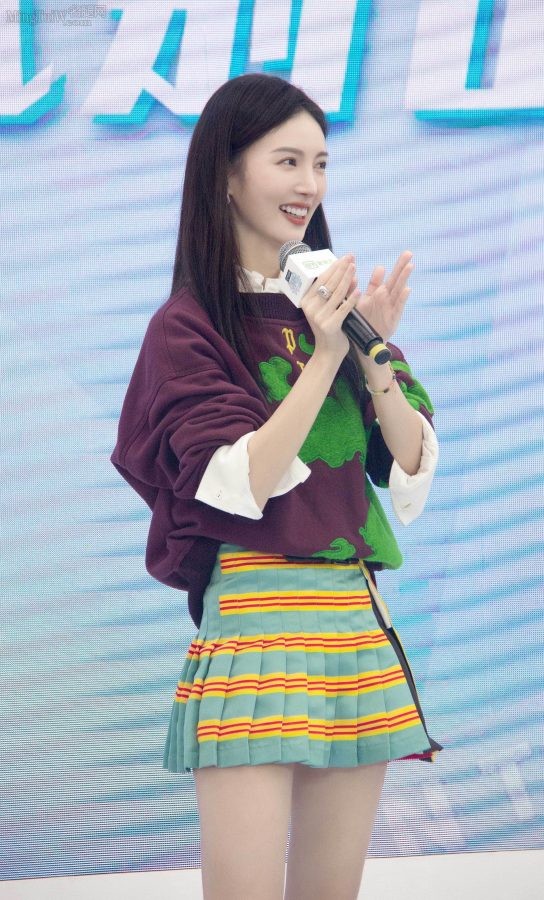 女明星金晨穿超短裙秀出完美长腿(3/7)