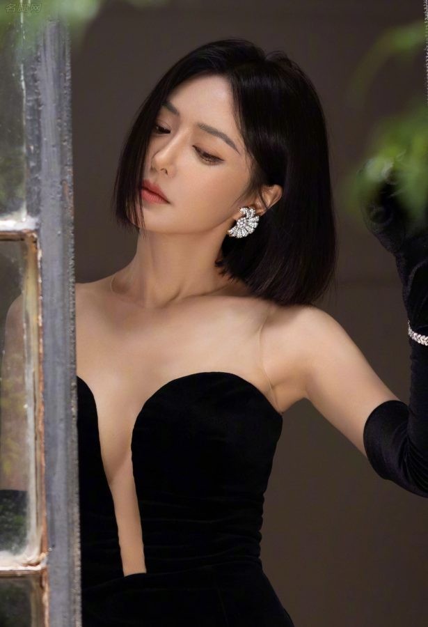 女明星秦岚身穿性感长裙自信展现优雅韵味(5/11)