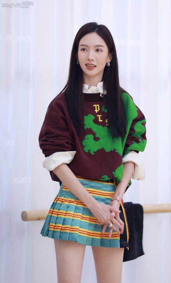 女明星金晨穿超短裙秀出完美长腿(7/7)