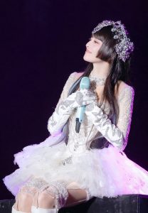 张韶涵演唱会天使造型白裙丝袜长靴
