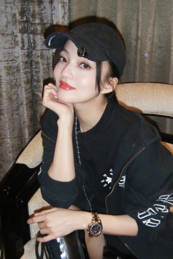 酷girl张韶涵穿皮长靴翘腿坐姿(2/2)