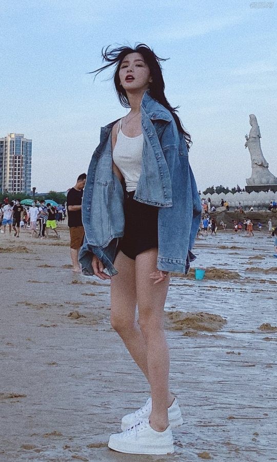 蔡卓宜海滩美照，一条短裤长腿纤细笔直(9/10)