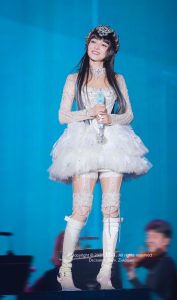 张韶涵演唱会天使造型白裙丝袜长靴