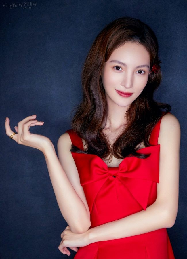 美女金晨穿一条明艳红裙美脸一级好看(4/4)