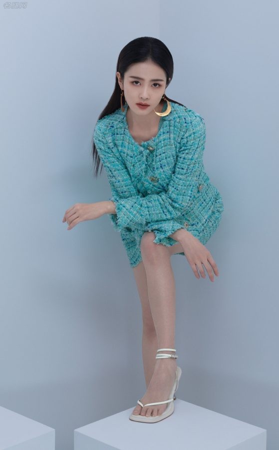 《InStyle优家画报》白鹿美腿穿短筒袜(2/3)
