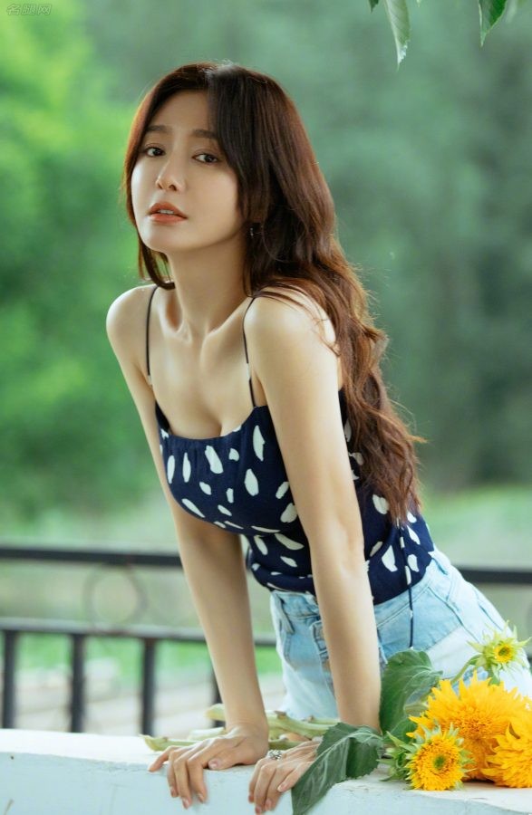 秦岚穿吊带低胸背心蓝色牛仔热裤身材如少女(6/6)