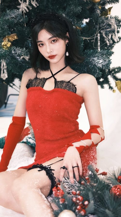 许佳琪庆祝圣诞美腿穿红色细高跟双眼盯屏幕魅惑（第3张/共7张）
