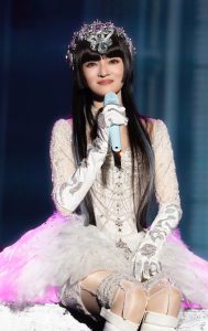 张韶涵演唱会天使造型白裙丝袜长靴