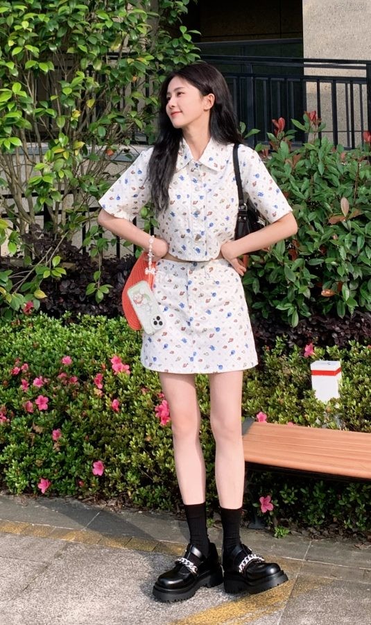 可爱的妹子白鹿白皙细腿朋友圈美照(3/5)
