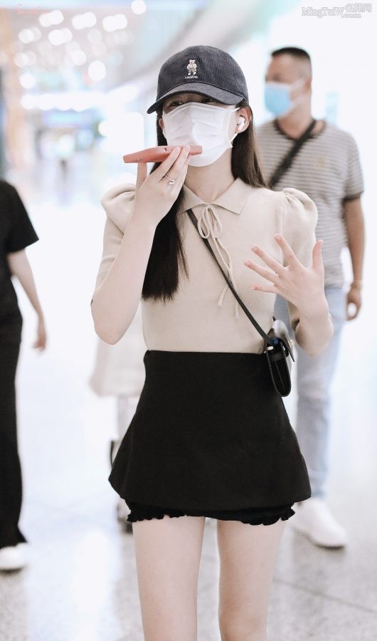 赵露思现身机场大长腿引人注目(6/6)