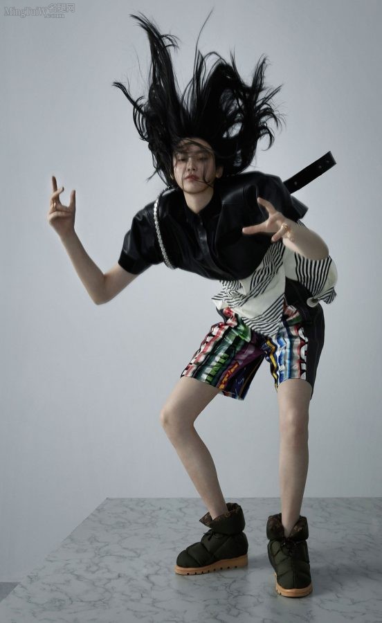 Xi Mengyao shows off her long legs in a sculptural photo shoot for a magazine(4/5)