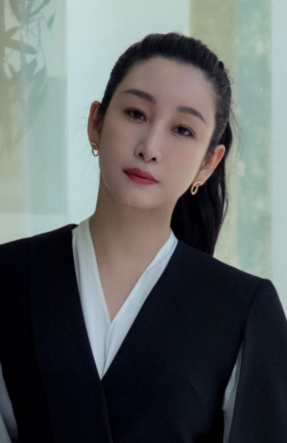 半熟女星秦海璐高马尾清爽，脚穿尖头细高跟翘腿看书(3/3)