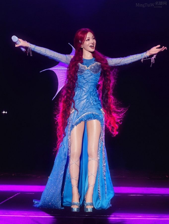 Angela Chang looks like a sea queen with red hair and blue skirt at the meat concert(43/50)
