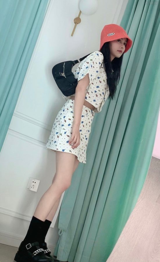 可爱的妹子白鹿白皙细腿朋友圈美照(5/5)