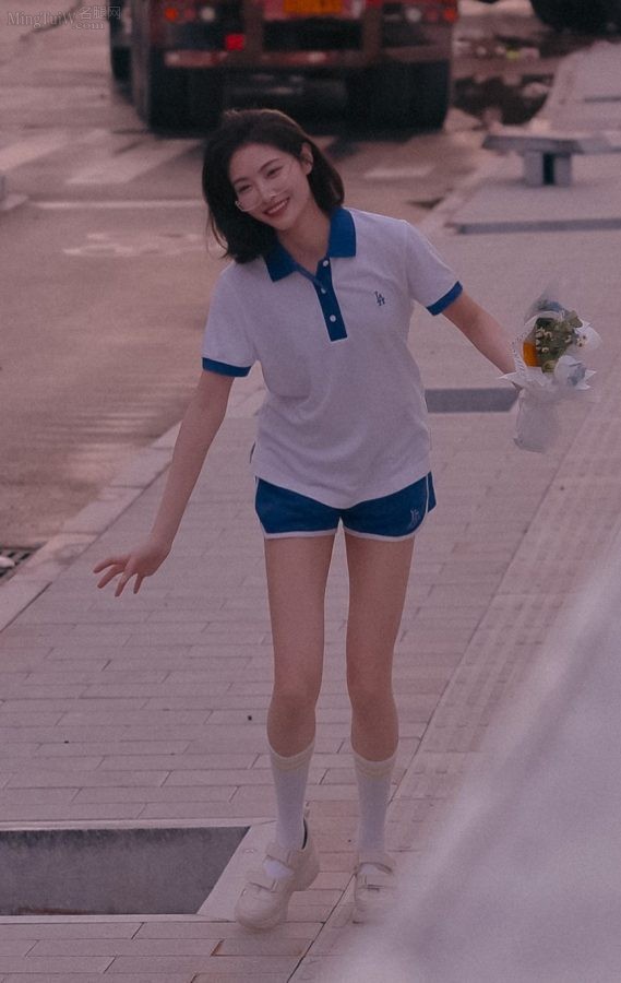 许佳琪穿校服大秀少女细腿(1/5)