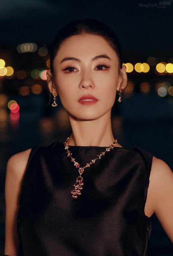 女星张柏芝身穿黑色高级感黑裙颜值不减当年(2/4)