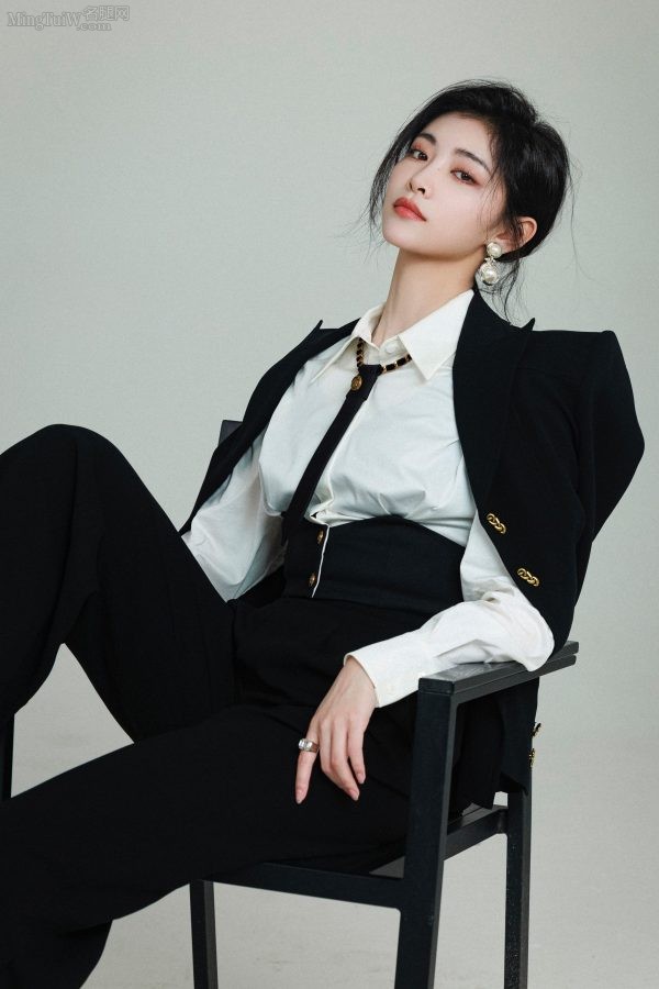 女经理许佳琪穿黑西装踩细高跟翘腿坐姿(2/8)