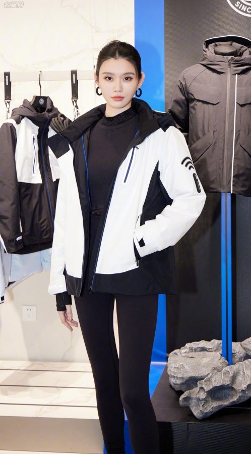 奚梦瑶穿紧身裤踩细跟短靴出席波司登羽绒服品牌活动(4/6)