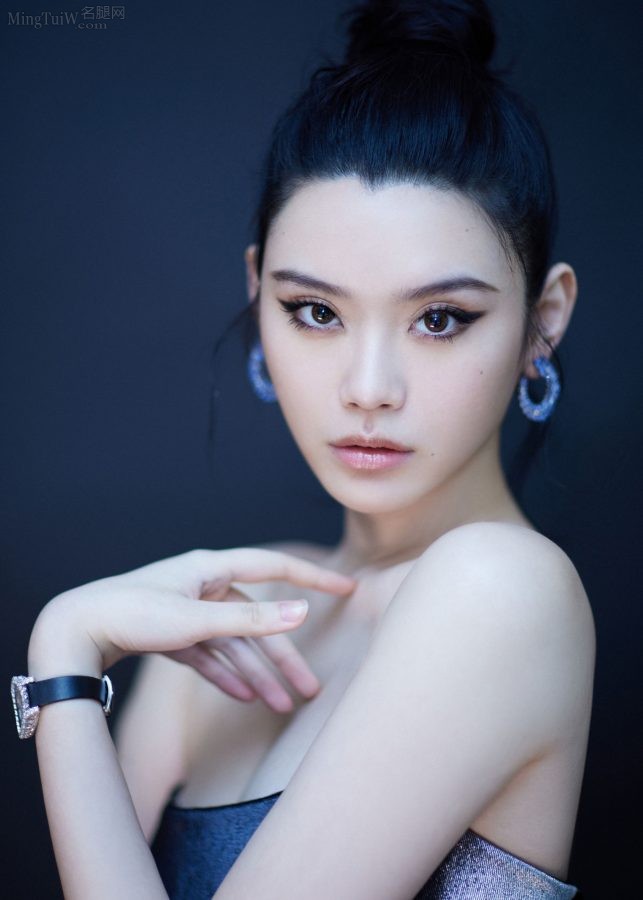 奚梦瑶身穿高级感丝绒开叉礼服出席时尚芭莎年度派对(2/5)