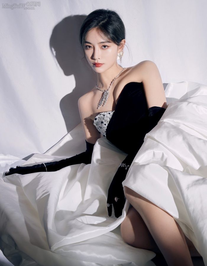 美女歌手许佳琪穿一身低胸礼服挤沟(1/4)